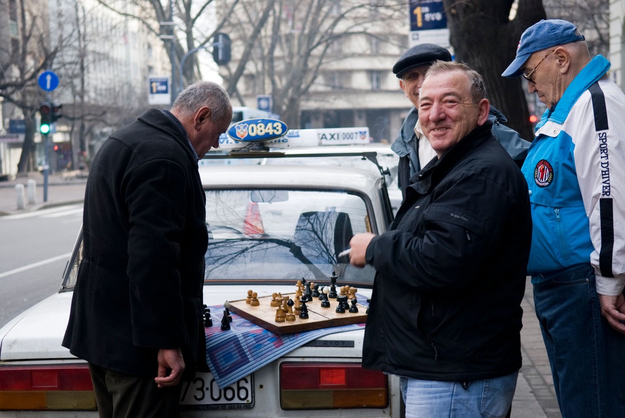 OTKRIVAMO Ako taksista ovako drži ruku dok vozi SPREMAN JE DA VAS