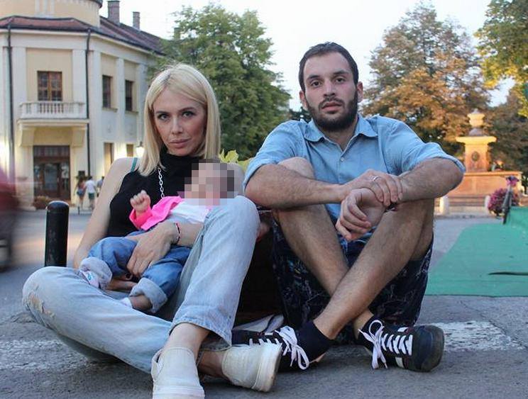 Raste Se Plavokosa Voditeljka Sa Prve Tv Objavila Nove Slike Deteta Foto