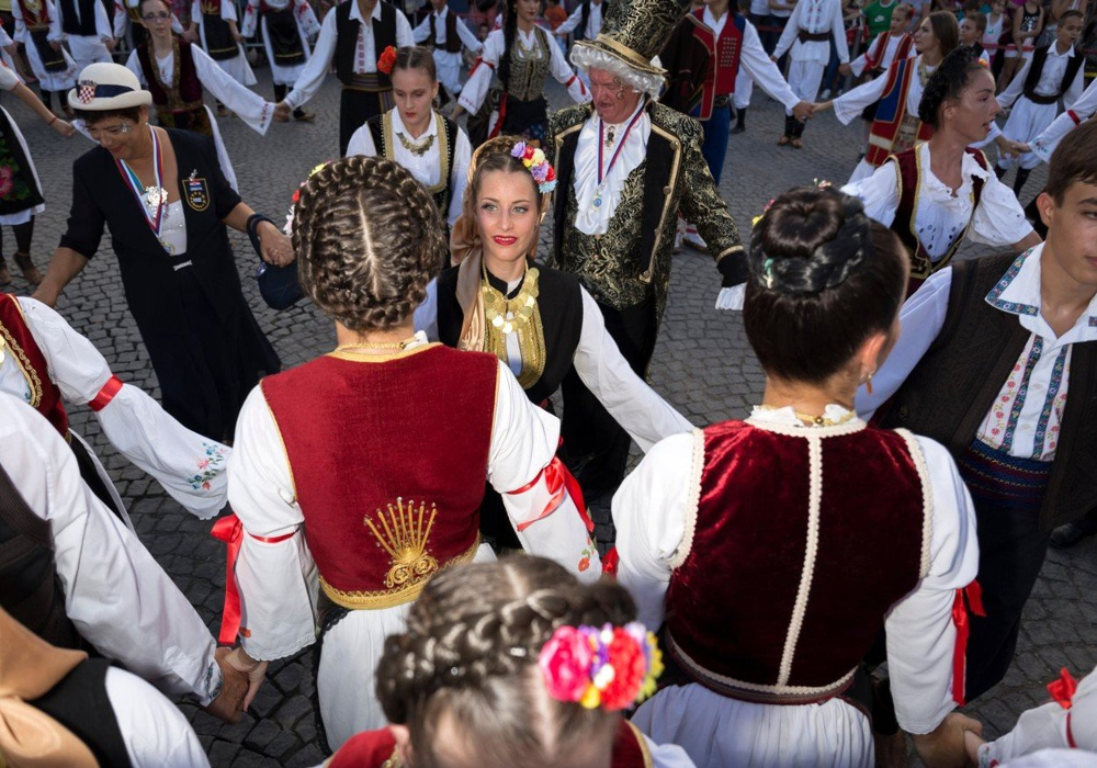 SVEKAR SPAVA SA SNAJOM KOLEKTIVNO OPŠTENJE Najbizarniji srpski