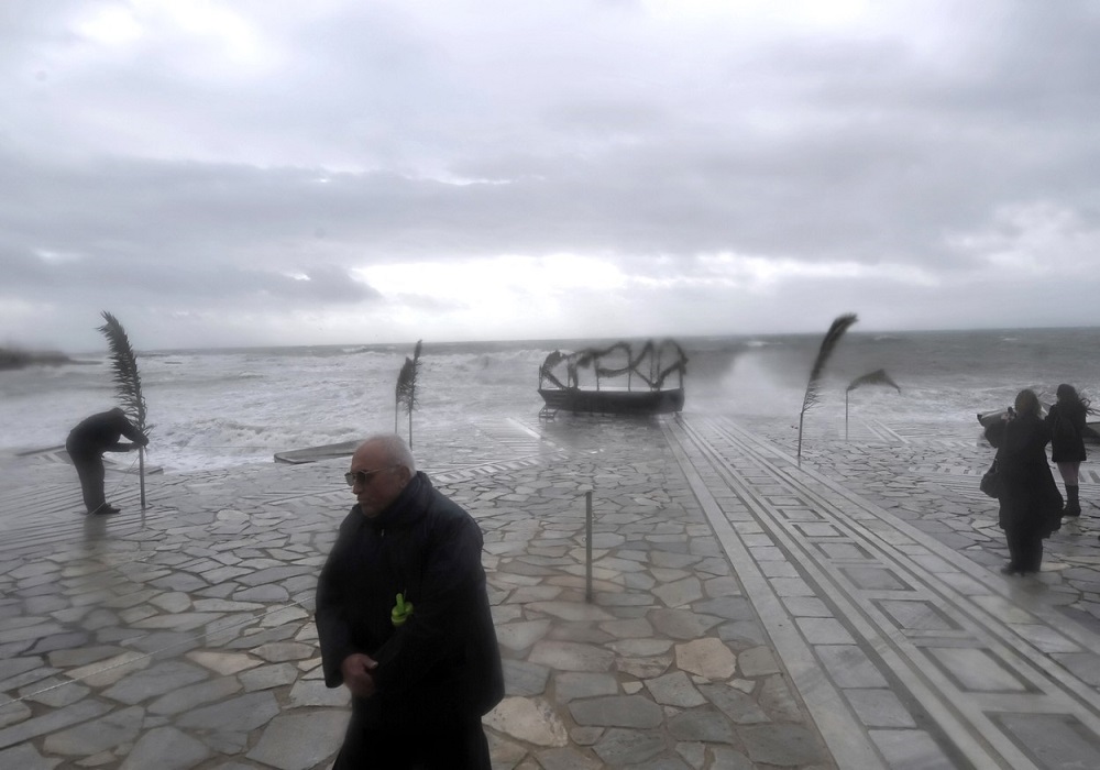 STRAVIČNO NEVREME POGODILO OMILJENU DESTINACIJU SRBA Drveće pada na