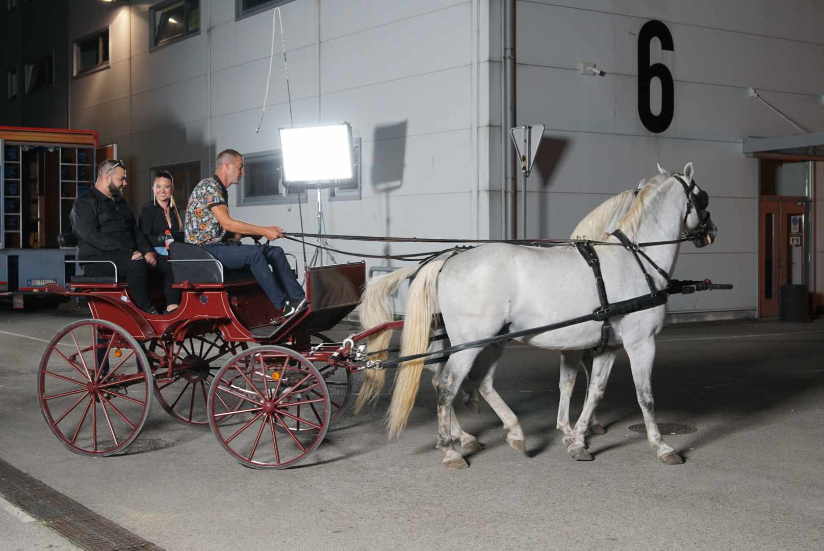 PRVI SUKOB NA "FARMI": Nastao haos, sve pršti od uvereda, Boža Džons ne bira reči, zaratio sa lepom plavušom