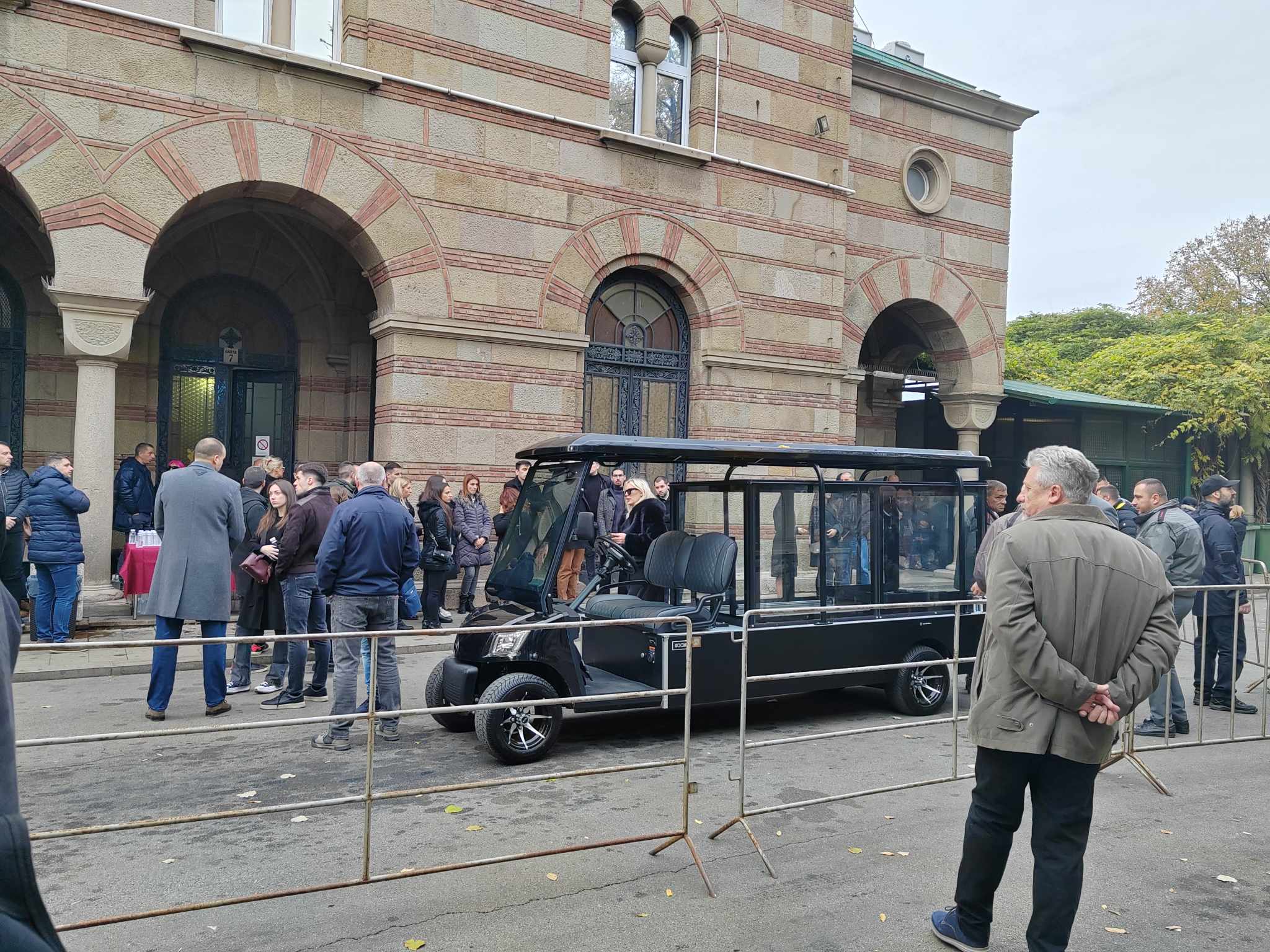 "Baš sam rekla Željku..." Bebi Dol je među prvima stigla na sahranu Mitrovićeve majke - otkrila šta su pričali u danima beznađa