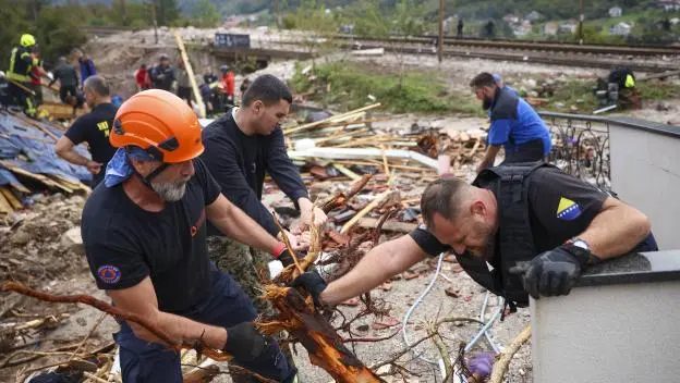 (FOTO) Potresan prizor: Bračni par pronađen zagrljen u ruševinama, užas u Jablanici