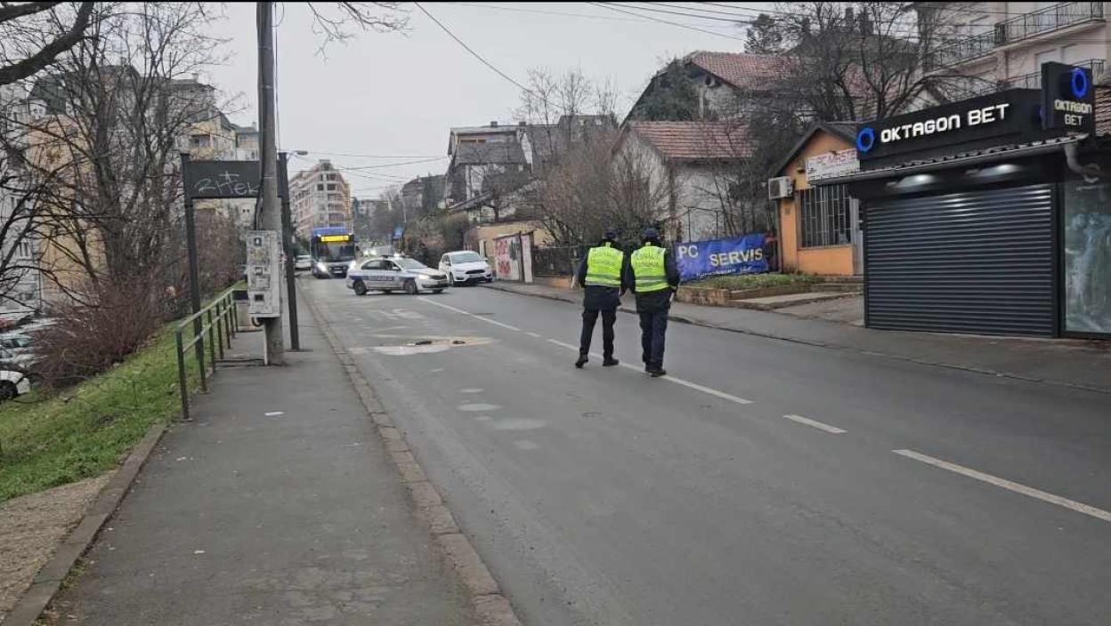 Užas u Kumodraškoj: Pešak poginuo na mestu, vozač izašao iz kola i nestao bez traga (FOTO)