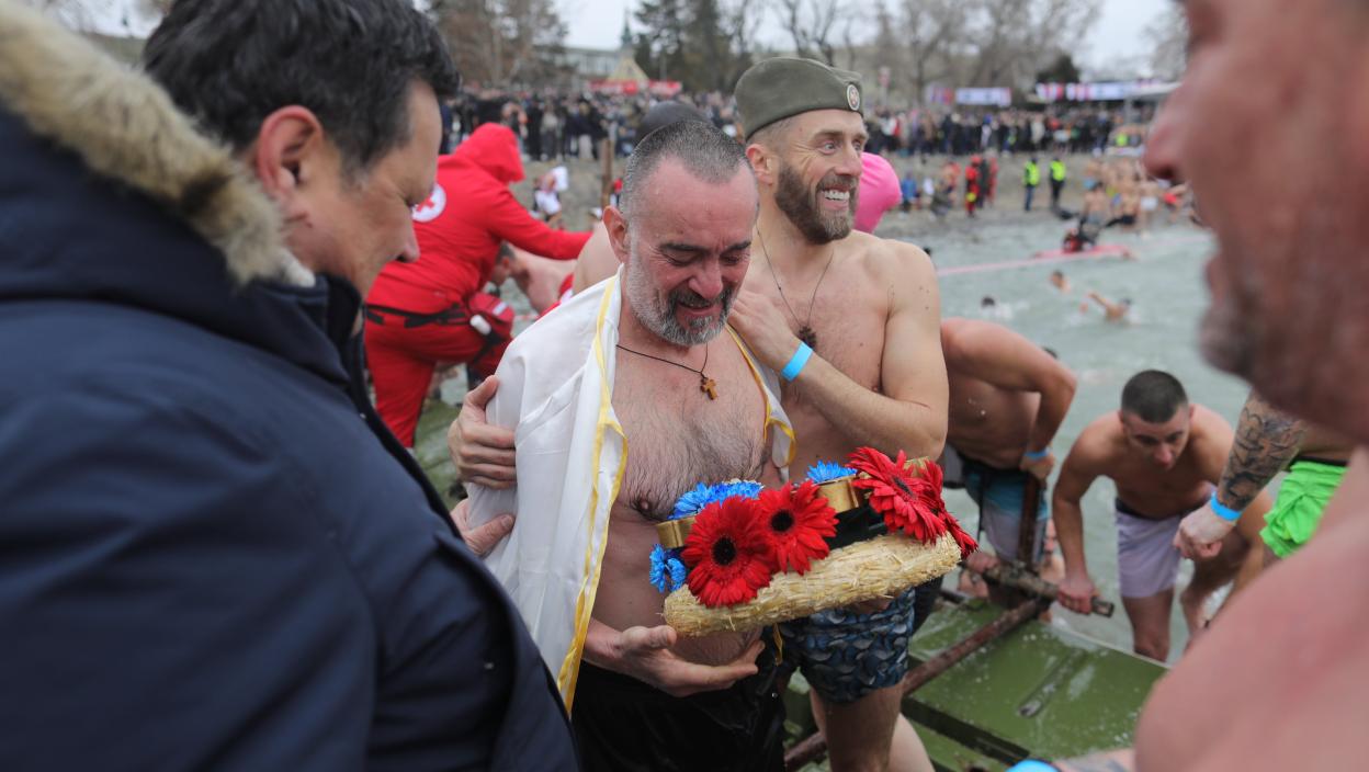 Spektakl u Zemunu: Više od 500 ljudi plivalo za Časni krst, pobednika nosili na rukama! (FOTO)