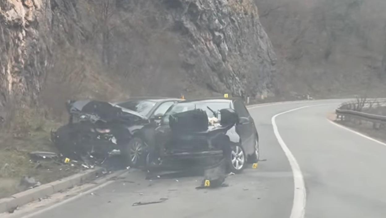 Stravična saobraćajna nesreća kod Zvornika, ima povređenih: Automobili potpuno smrskani, policija hitno na terenu (VIDEO)