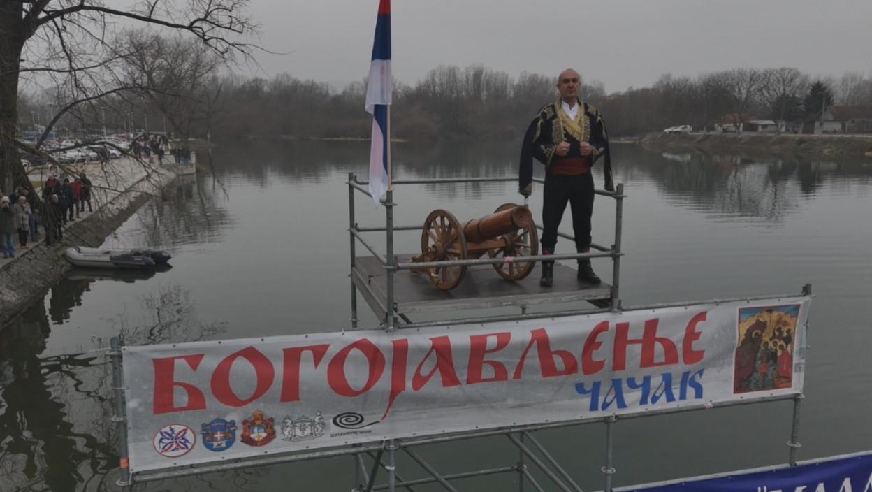 Prošlogodišnji pobednik i ove godine prvi doplivao do Časnog krsta: Više od 200 učesnika zaplivalo Zapadnom Moravom (FOTO)