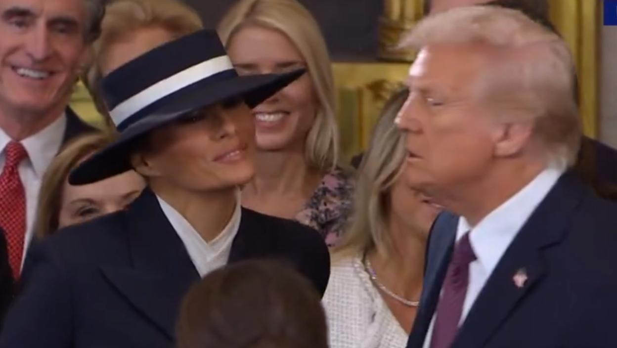 Tramp doživeo nezgodu na inauguraciji: Pokušao da se približi Melaniji, a onda se dogodilo OVO - muk u Vašingtonu, svi gledaju u njih (VIDEO)