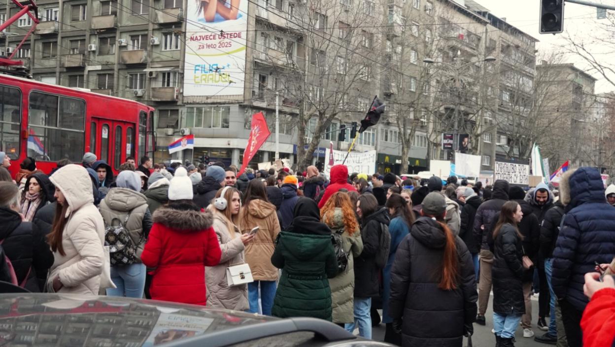 Strašne scene u srcu Beograda: Opozicioni aktivisti i studenti maltretiraju stariju gospođu! (VIDEO)