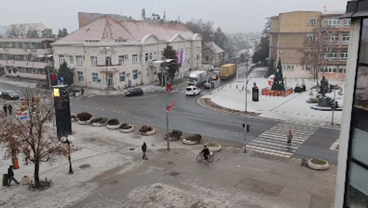 Nemoguće: Deo Inđije već uveliko potpuno okovan snegom - Neočekivani prizori u Vojvodini, da li ovakav scenario preti Beogradu? (VIDEO)