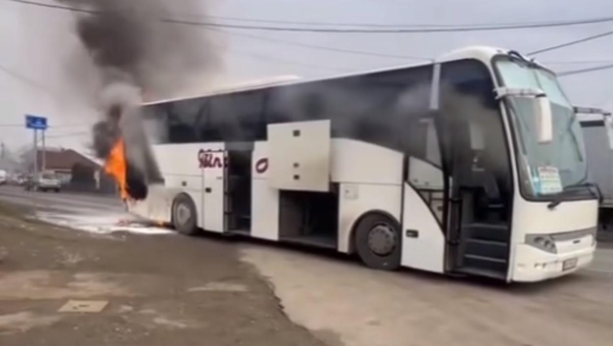 Gori autobus kod Kraljeva! Vatra zahvatila zadnji deo, isplivali snimci sa lica mesta (VIDEO)