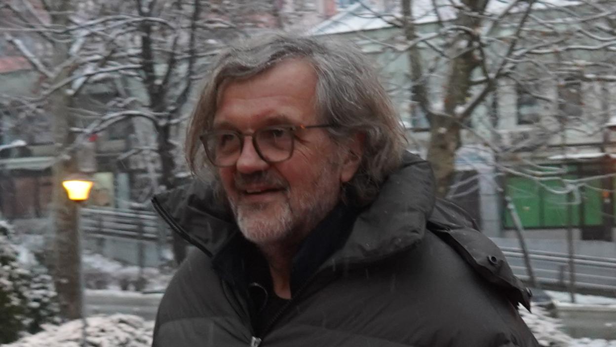 Emir Kusturica u osmoj deceniji pimpuje loptom u centru grada - prolaznici se okupili oko reditelja "Haris Džinović kad igra, dere se - daj mi, daj mi"