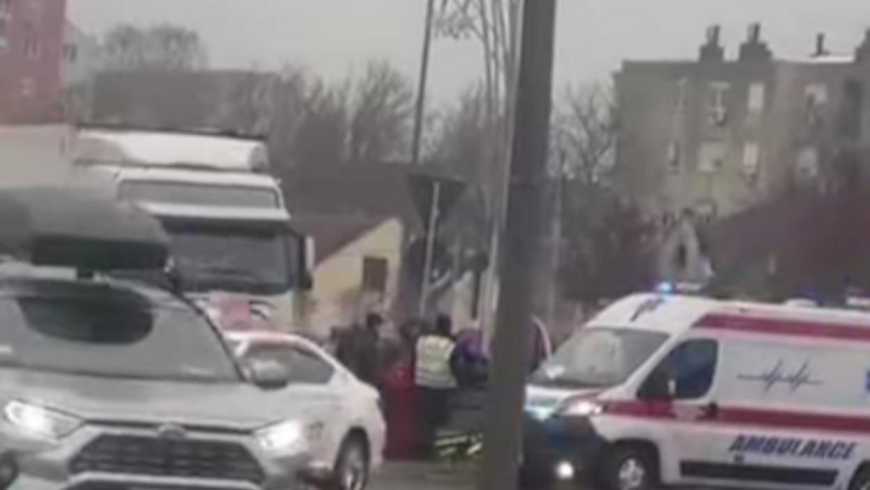 Teža nezgoda u Novom Sadu: Oboren pešak, na licu mesta policija i Hitna pomoć (VIDEO)