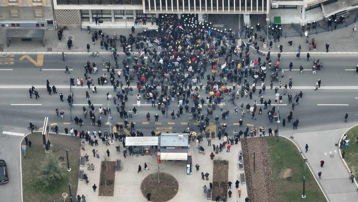 Divljanje demonstranata u Novom Sadu: Gađali policiju jajima, nosili noževe i policajcima otimali štitove (FOTO/VIDEO)