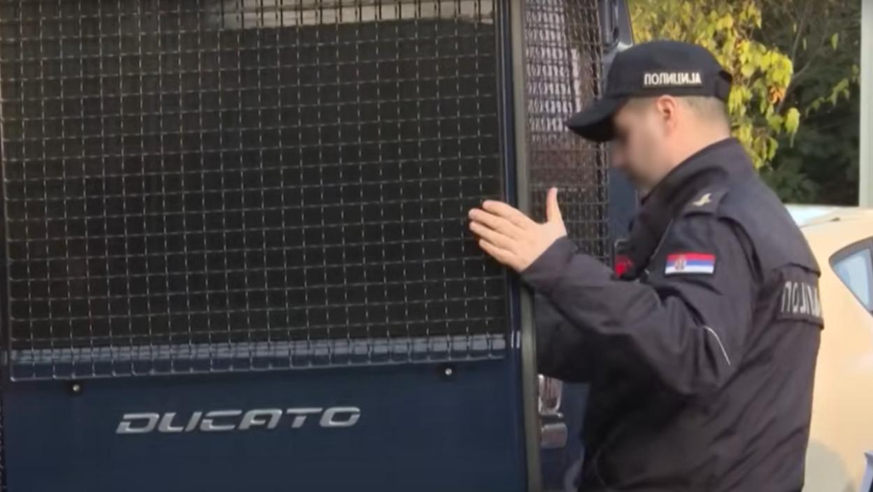 "Bacali su stvari kroz prozor, bilo je jezivo.." Zbog ovoga su komšije žene koju je zaklao sin zvale policiju: Kada su stigli na lice mesta zatekli su krvoproliće