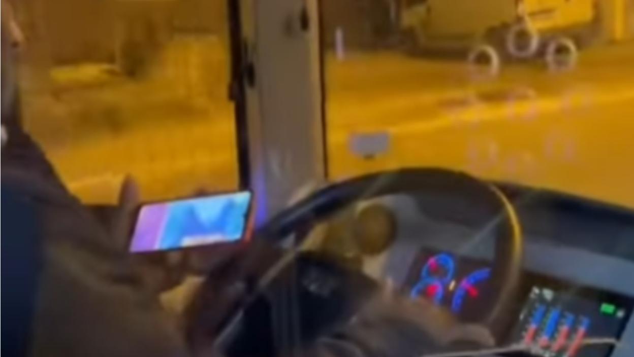 Beograđani besni: Scena za neverovati u autobusu - vozač usnimljen kako gleda seriju?! (VIDEO)