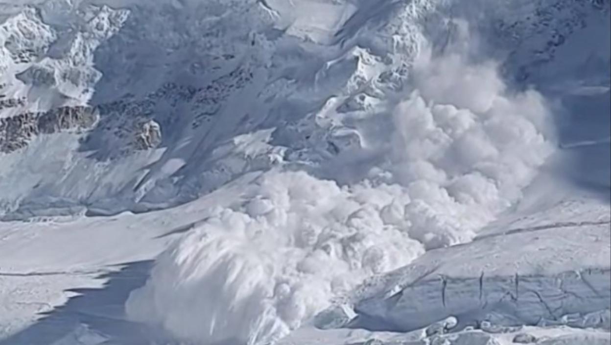 Snežna lavina blokirala hotele, ljudi evakuisani helikopterom: Više desetina ostalo zarobljeno (VIDEO)