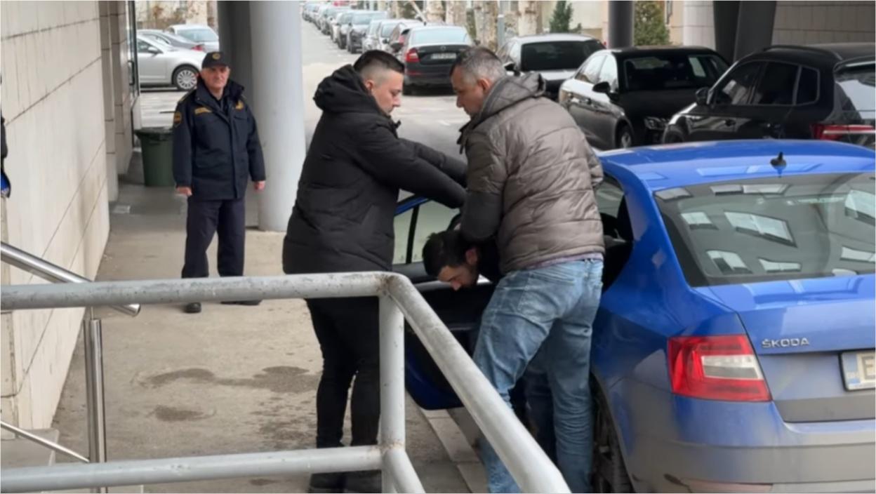 (VIDEO) Emil koji je ubio suprugu a potom i sina (13) doveden u prostorije Tužilaštva TK: Meštani ga uočili i pozvali policiju