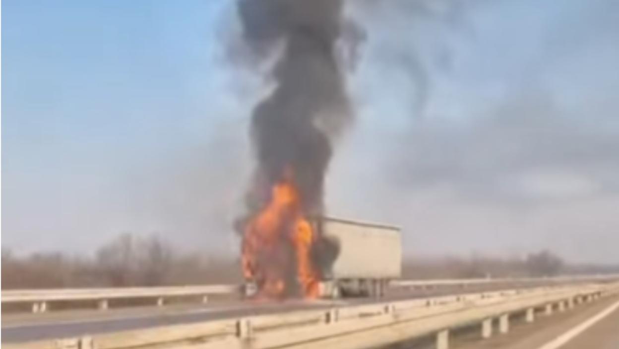 Vatra guta kamion: Stravičan požar na auto-putu kod Ćuprije, saobraćaj otežan (VIDEO)