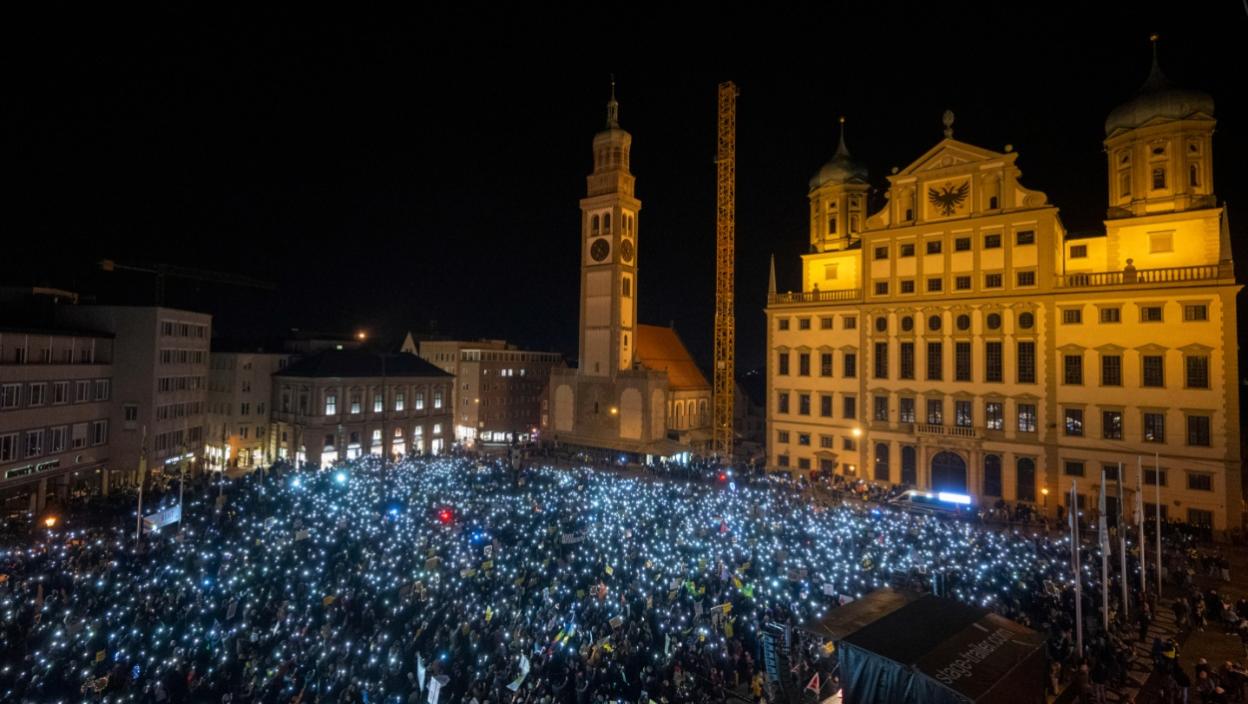 Protesti širom Nemačke dan uoči izbora: Demonstranti besni zbog jačanja desnice, ima povređenih! (FOTO)