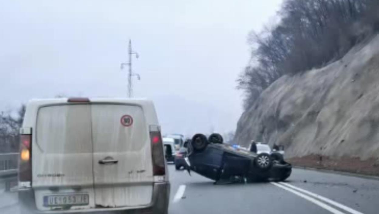 Putničko vozilo završilo na krovu nakon prevrtanja: Težak udes na putu za Zlatiboru - Delovi svuda po putu (FOTO)