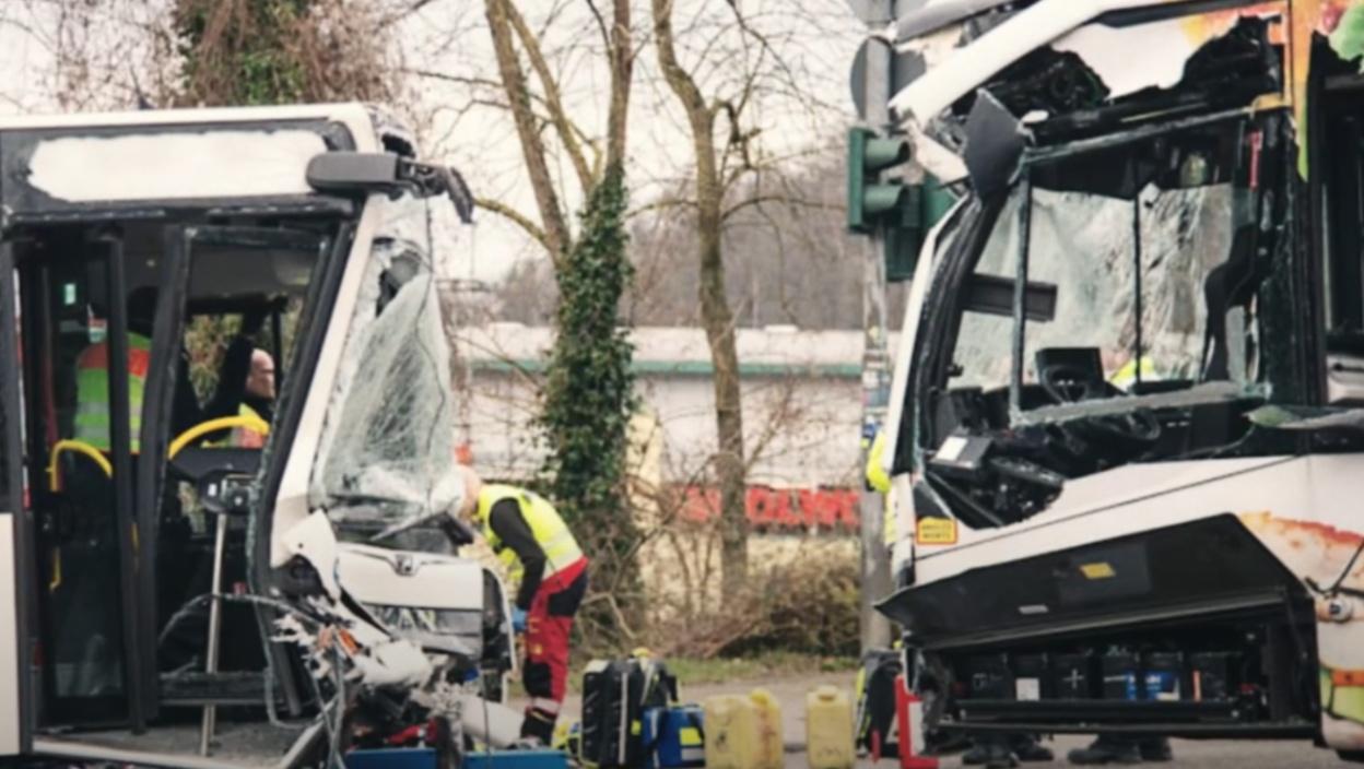 Među povređenima i deca: Katastrofa u Nemačkoj, sudarila se dva autobusa, veliki broj putnika u kritičnom stanju - Stigao spasilački helikopter (VIDEO)