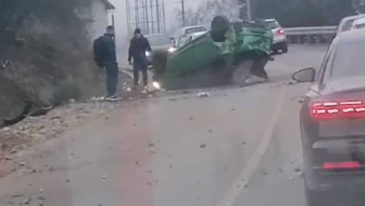 Stravična saobraćajna nesreća kod Požege: Automobil završio na krovu - Smrskan do neprepoznatljivosti, delovi rasuti po putu (VIDEO)