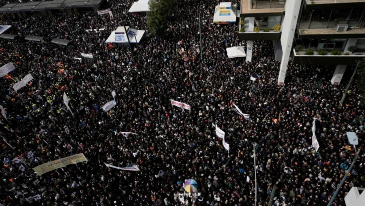 Masovni protesti i štrajk zaposlenih širom zemlje zbog železničke nesreće: "Vi brojite profit. Mi brojimo živote" - Došlo je do obračuna sa policijom (VIDEO)