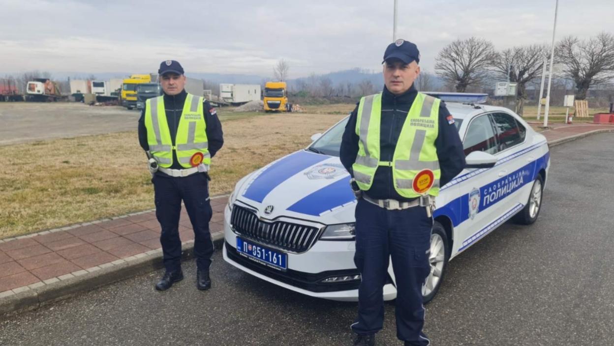 Heroji u uniformama: Policajci iz Loznice spasili život detetu (FOTO)