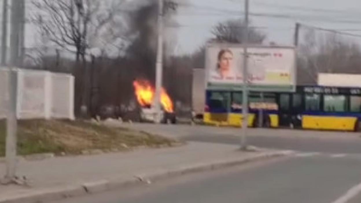 Drama u Beogradu: Gori automobil na VMA, gust dim se širi iznad vozila (VIDEO)