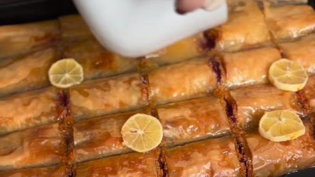 Recept za prelivenu BAKLAVU SA VIŠNJAMA i jogurtom - Postupak ne može biti jednostavniji, a ukus je božanstven