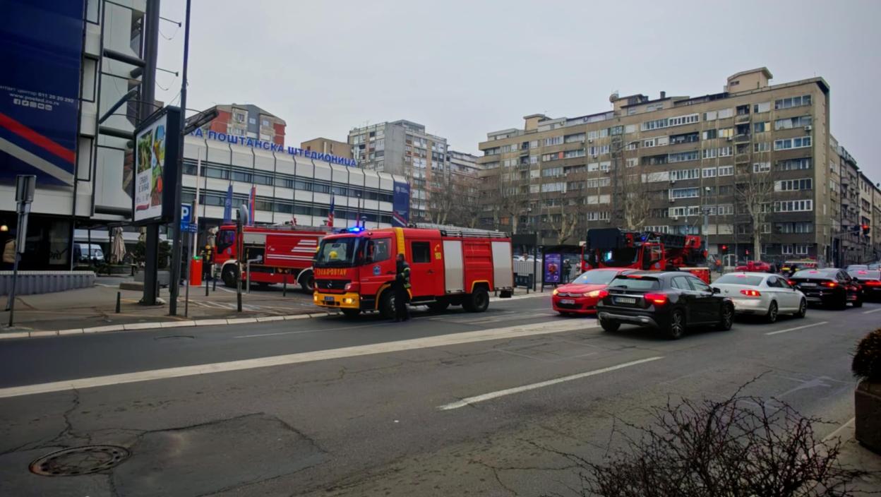 Sirene odjekuju Beogradom: Vatrogasci projurili "krugom dvojke", niko ne zna šta se dešava (FOTO)