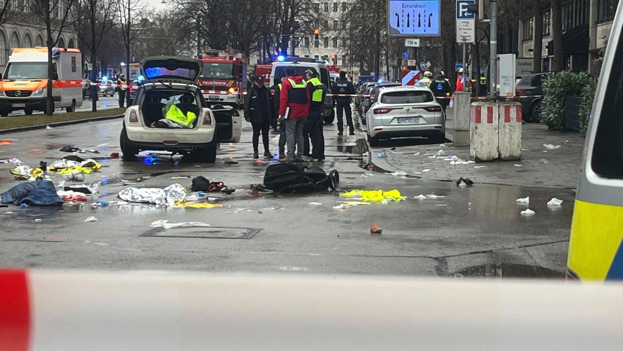 Među povređenima i deca: Horor u Minhenu, pre zaletanja u masu ispaljeni hici - ovo je automobil koji je izazvao haos (FOTO/VIDEO)