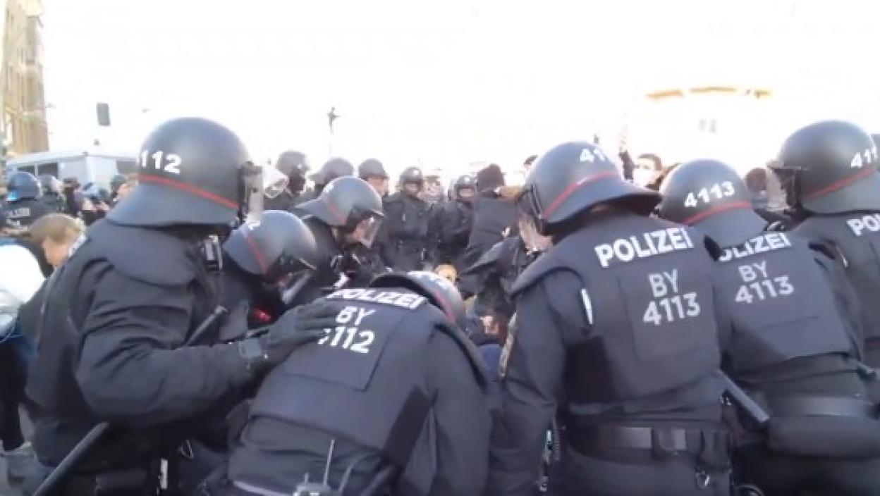 Levičarska rulja divlja Nemačkom! Obrušili se na skup AFD-a, usledio žestok obračun sa policijom (VIDEO)