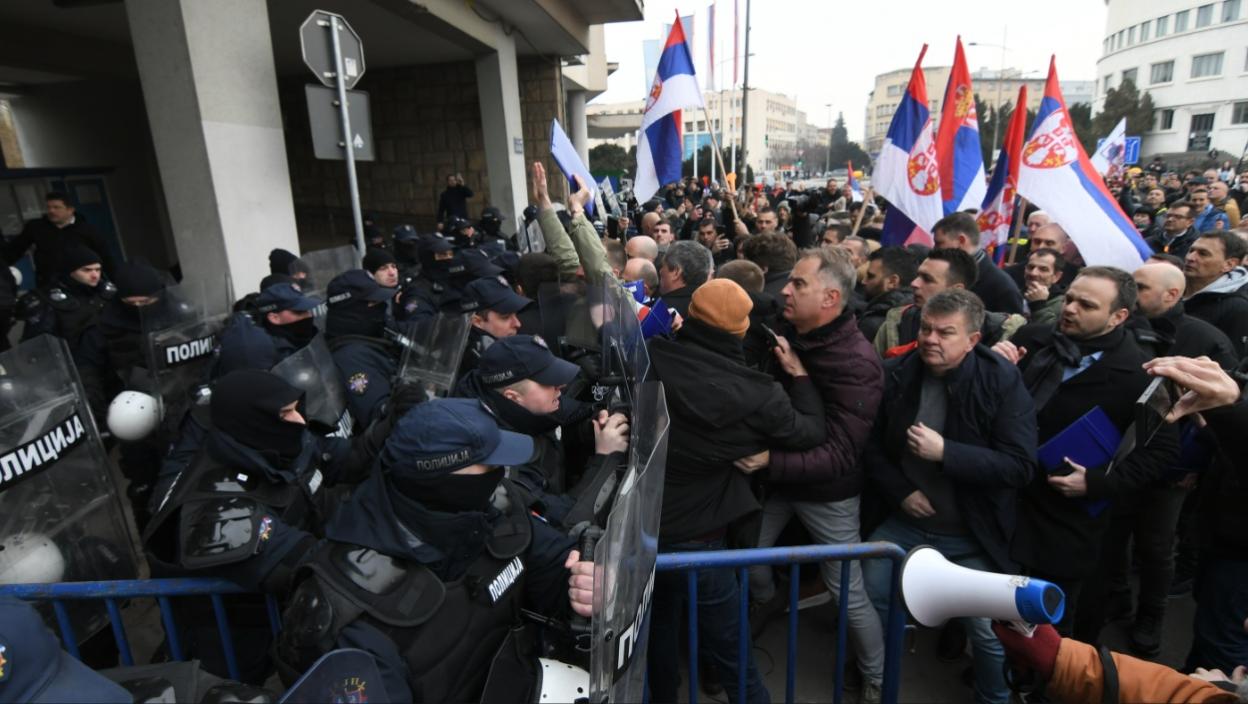 Nemile scene u Novom Sadu: Pet pripadnika MUP povređeno