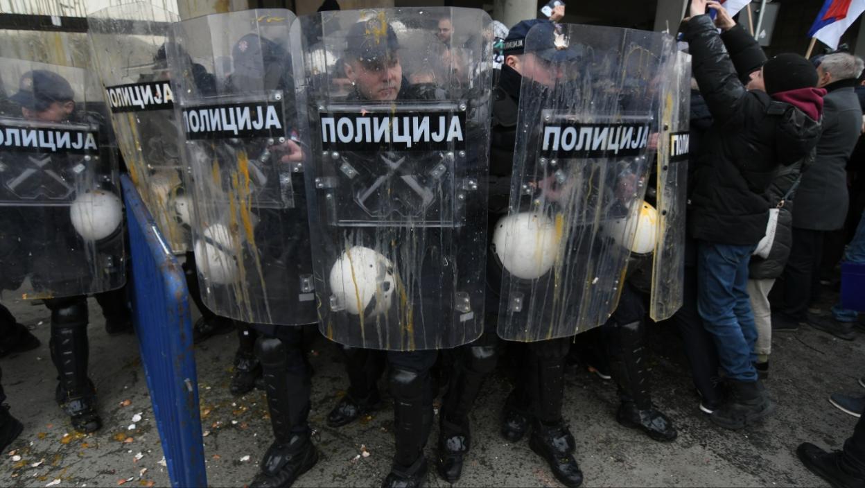 Tužne i sramotne scene u Novom Sadu: Demonstranti pokušali nasilno da uđu u zgradu Skupštine - nasrnuli na policiju, lete jaja, jogurt i boja (FOTO)