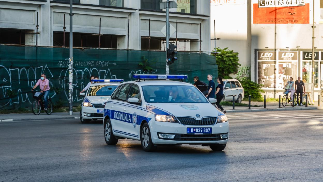 Strašan sudar u Novom Sadu: Oboren motociklista, prednji deo automobila uništen (FOTO)