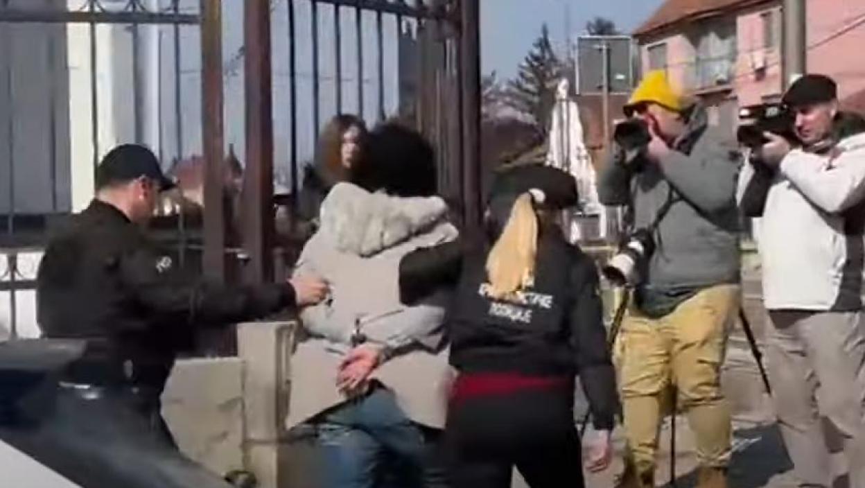 PRI IZLASKU IZ POLICIJSKOG AUTA IZGOVORILA SAMO ČETIRI: Ovako je Dragana Sotirovski sprovedena u zgradu UKP-a u Nišu (FOTO/VIDEO)