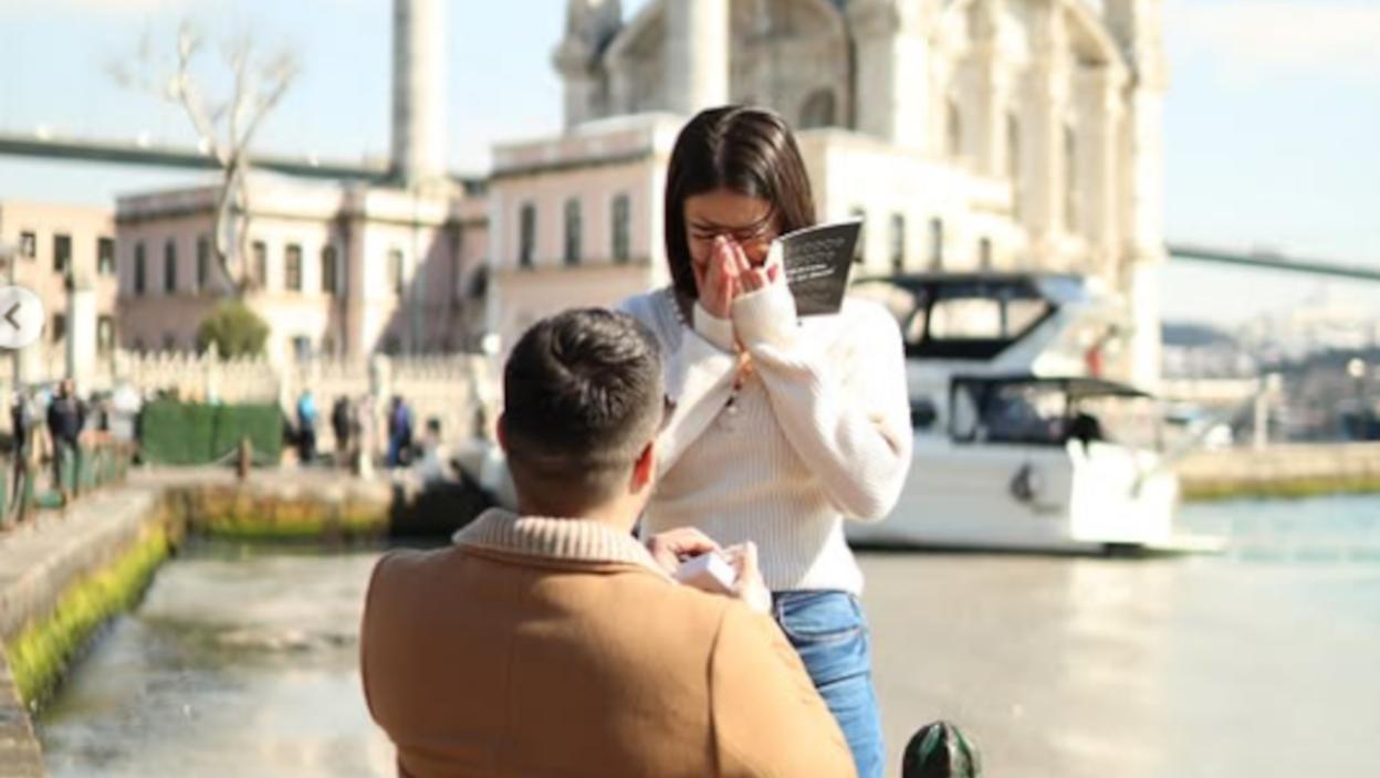 Bivši zadrugar staje na ludi kamen: Verio misterioznu lepoticu u romantičnom gradu, ona zaplakala od sreće (FOTO)