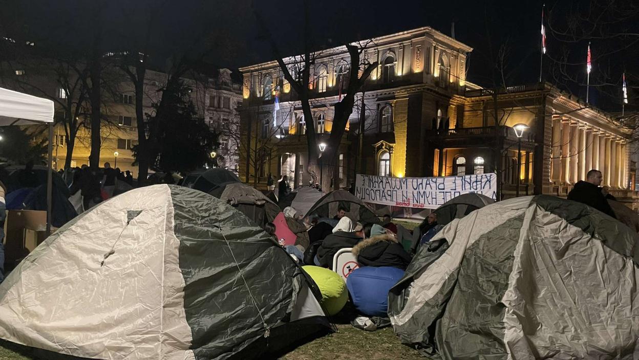 Pet zahteva studenata koji žele da studiraju: Veliki broj mladih se okuplja u Pionirskom parku (FOTO)