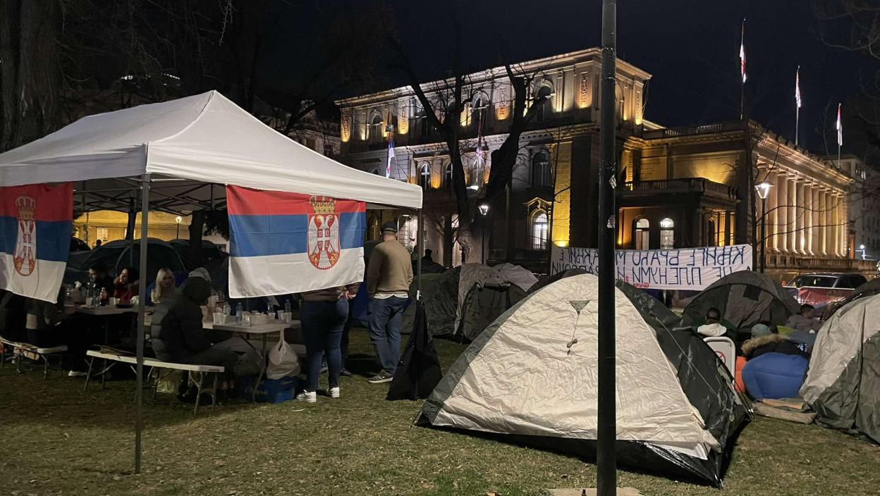 Evo kako su studenti proveli noć u Pionirskom parku: Građani im donose hranu i poklone - "Oni su naši naša budućnost"