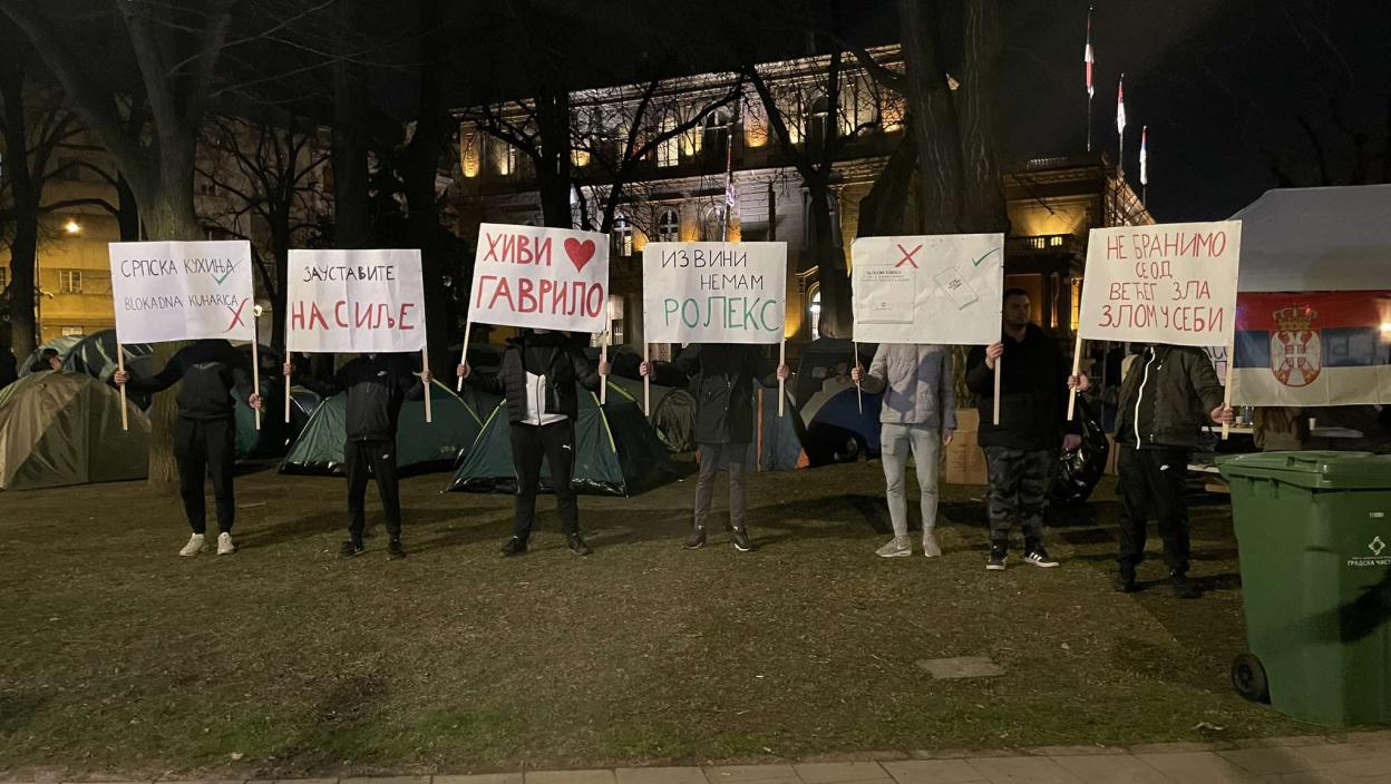 "Došlo vreme za učenje..." Studenti koji od noćas spavaju u Pionirskom parku vode drugačiju borbu od studenata blokadera