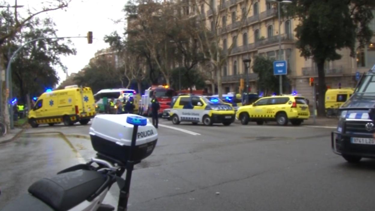 Direktan sudar dva autobusa: Policija na nogama, najmanje 30 osoba povređeno (VIDEO)