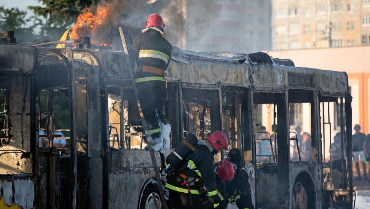 Putnici odmah istrčali napolje: Zapalio se gradski autobus u Lazarevcu - Gust dim izbija iz zadnjeg dela vozila (VIDEO)