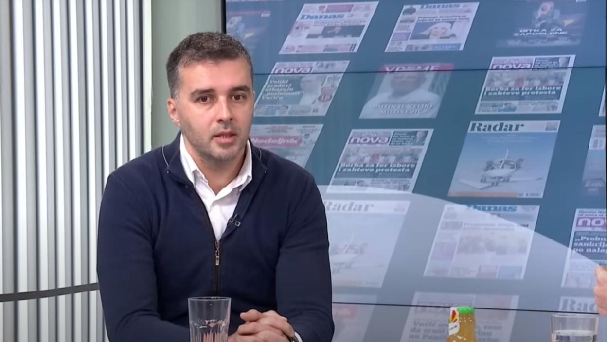 Blamantno: Savo Manojlović čita tekst himne sa mobilnog telefona