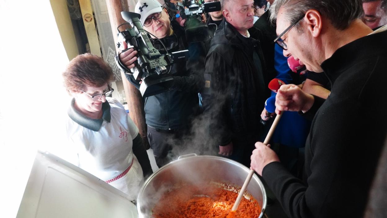 Vučić pravio ajvar u Velikoj Plani tokom obilaska gazdinstva "Ajvar Radić"