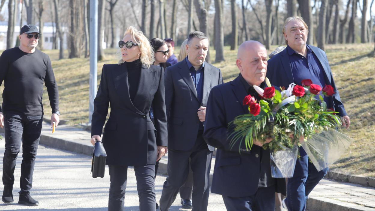 Lepa Brena preplavljena tugom - uz Bobu Živojinovića došla da kaže poslednje "zbogom" Saši Popoviću