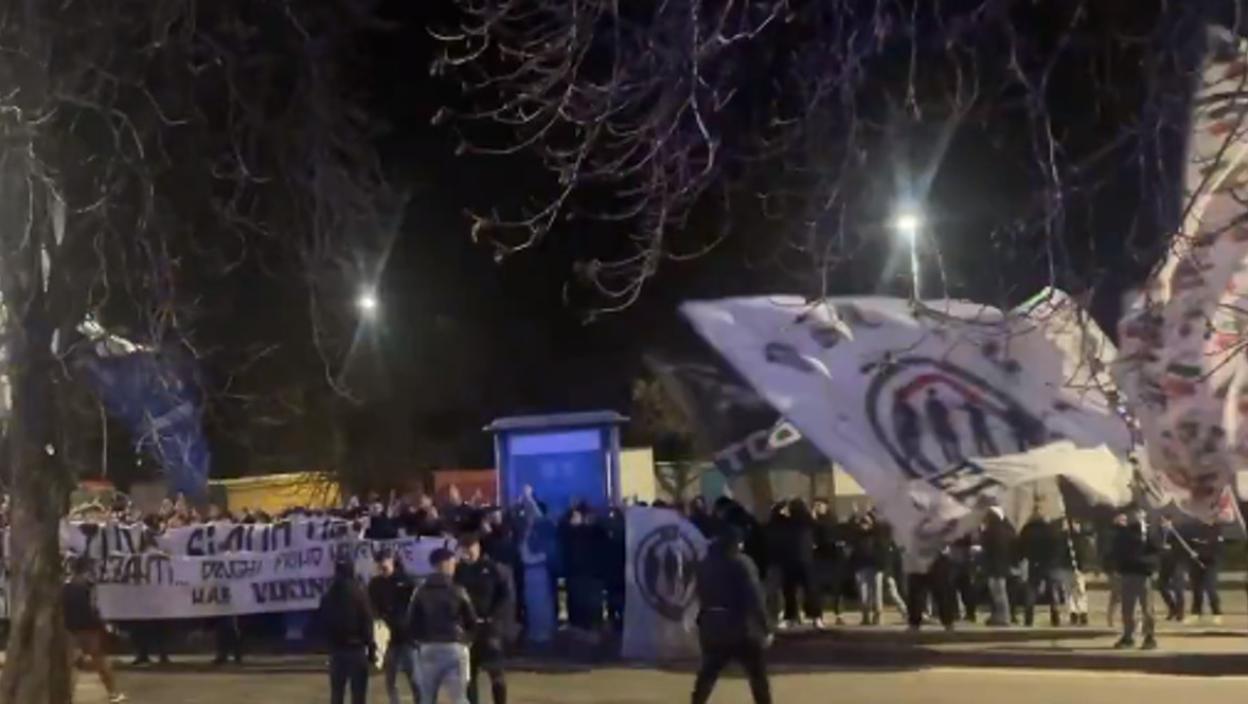 NA UDARU MOTA, VLAHOVIĆ, UPRAVA... Noćna "poseta" navijača Juventusa ispred hotela (VIDEO)