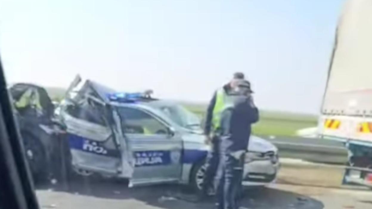 Teško povređen policajac kod Inđije: Muškarac (50) automobilom naleteo na službeno vozilo pod rotacijom: Oglasio se Dačić (VIDEO)