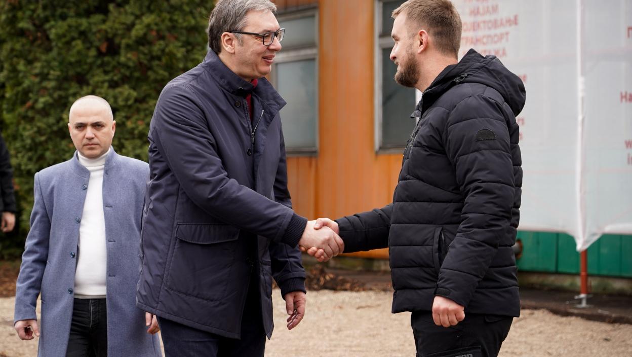 Radovi počinju za 15 dana: Vučić najavio izgradnju puta, nova ulaganja u Sokobanju i posetio porodičnu firmu (FOTO)